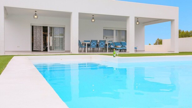 A modern house with a swimming pool, outdoor seating, and a covered patio area. - Villa M&J La Puebla de Cazalla by Ruralidays (Sevilla)