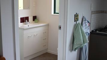 Chuveiro, secador de cabelo, toalhas de banho, sabonete