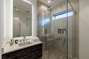 Combined shower/bathtub, hair dryer, bidet, towels