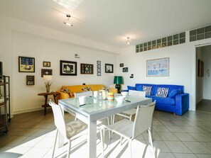 Living area - Cosy apartment for 4 people with WIFI, A/C, terrace and pets allowed (Santo Stefano Al Mare)