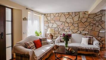 Een televisie en een open haard