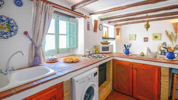 Een koelkast, een magnetron, een oven, een kookplaat