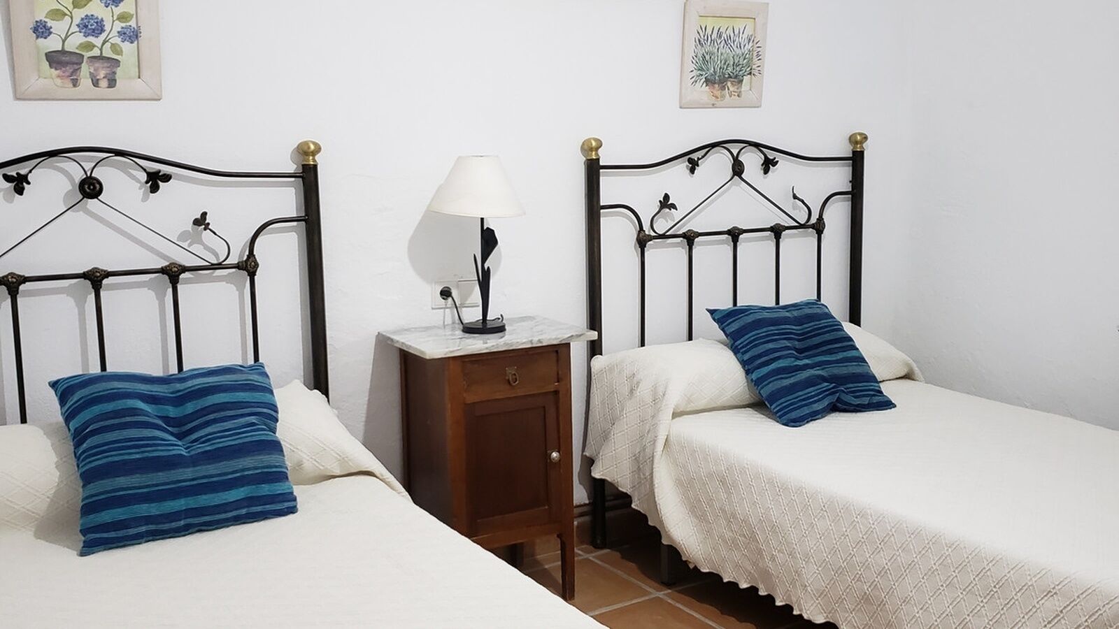 4 間睡房、熨斗/熨衫板、可攜式嬰兒床