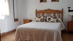 4 quartos, ferros/tábuas de passar roupa, berço de viagem