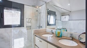 Douche, séchoir à cheveux, serviettes fournies