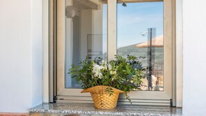 Une plante en pot posée sur un rebord de fenêtre.