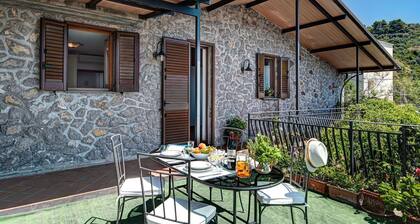 Beautiful apartment for 4 people with A/C, WIFI, TV, terrace and panoramic view, close to Sorrento