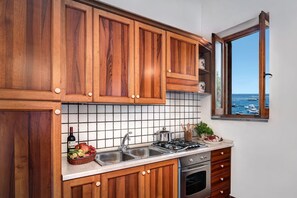 Refrigerador, horno, parrilla de estufa y cafetera y tetera 