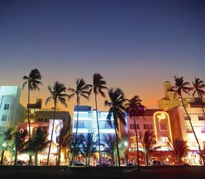 Exterior - BEST DEAL! 2 Bedroom Modern Beachfront by YouRent! (Miami Beach)