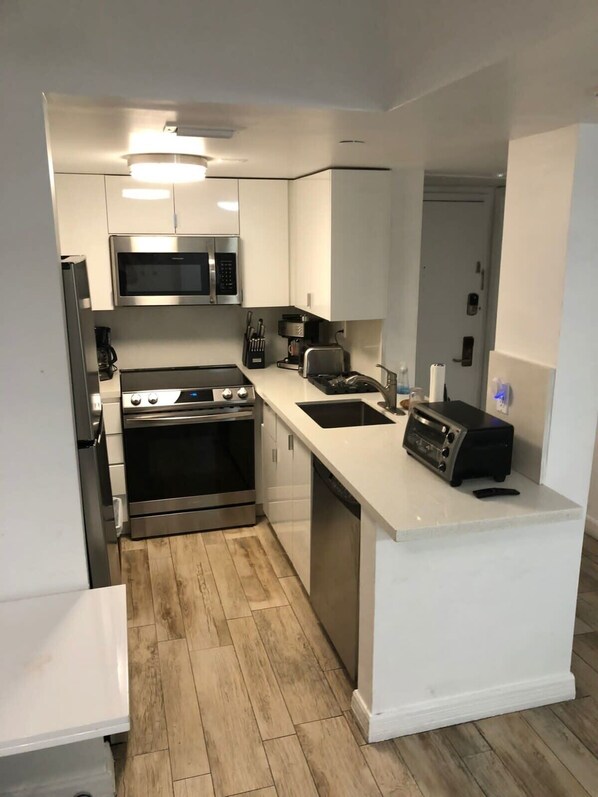 Kylskåp, mikrovågsugn, ugn och spishäll