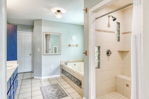 Combined shower/tub, jetted tub, towels, shampoo