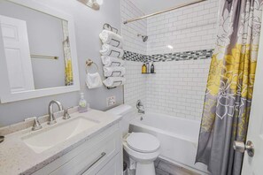 Badewanne, Haartrockner, Handtücher