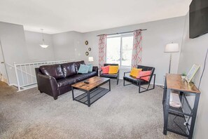 Una televisión, una oficina