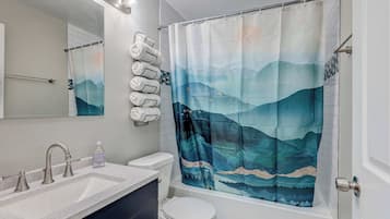 Badewanne, Haartrockner, Handtücher