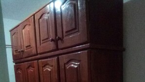 Un meuble en bois doté de nombreux tiroirs et de portes.