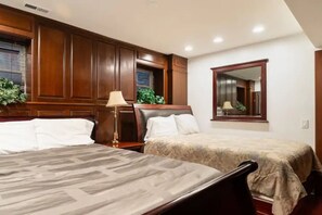 4 habitaciones, tabla de planchar con plancha y cuna de viaje 