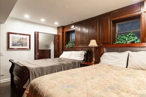 4 quartos, ferros/tábuas de passar roupa, berço de viagem