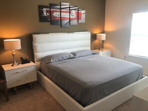 3 chambres, coffres-forts dans les chambres, lit parapluie