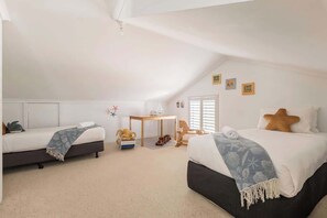5 bedrooms, iron/ironing board, WiFi, bed sheets