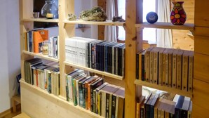 Ein Holzregal mit Büchern und dekorativen Gegenständen.