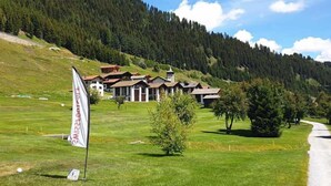 Ein Golfplatz mit einer Fahne mit dem Schriftzug 'Emirates'.
