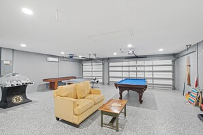 Een televisie en tafelvoetbal