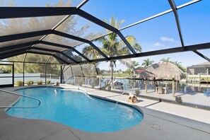 Een verwarmd zwembad, ligstoelen bij het zwembad