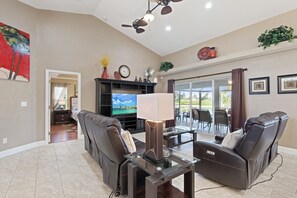 Een televisie en tafelvoetbal