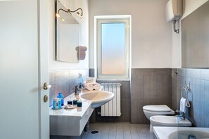 Badewanne, Haartrockner, Bidet, Handtücher