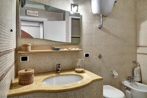Douche, séchoir à cheveux, bidet, serviettes fournies