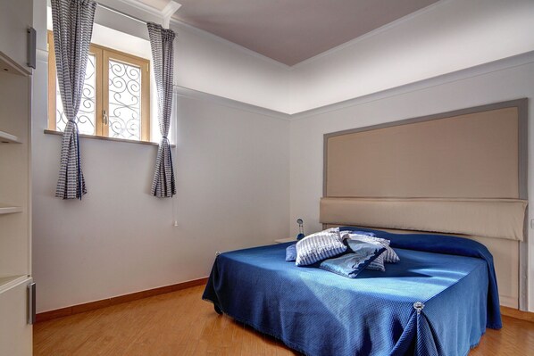 1 chambre, fer et planche à repasser, lit de bébé portatif