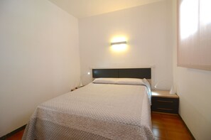 2 habitaciones, tabla de planchar con plancha y ropa de cama 