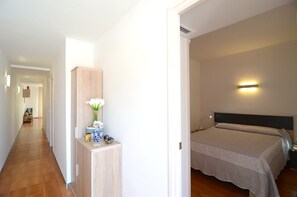 2 室のベッドルーム、アイロン / アイロン台、ベッドシーツ