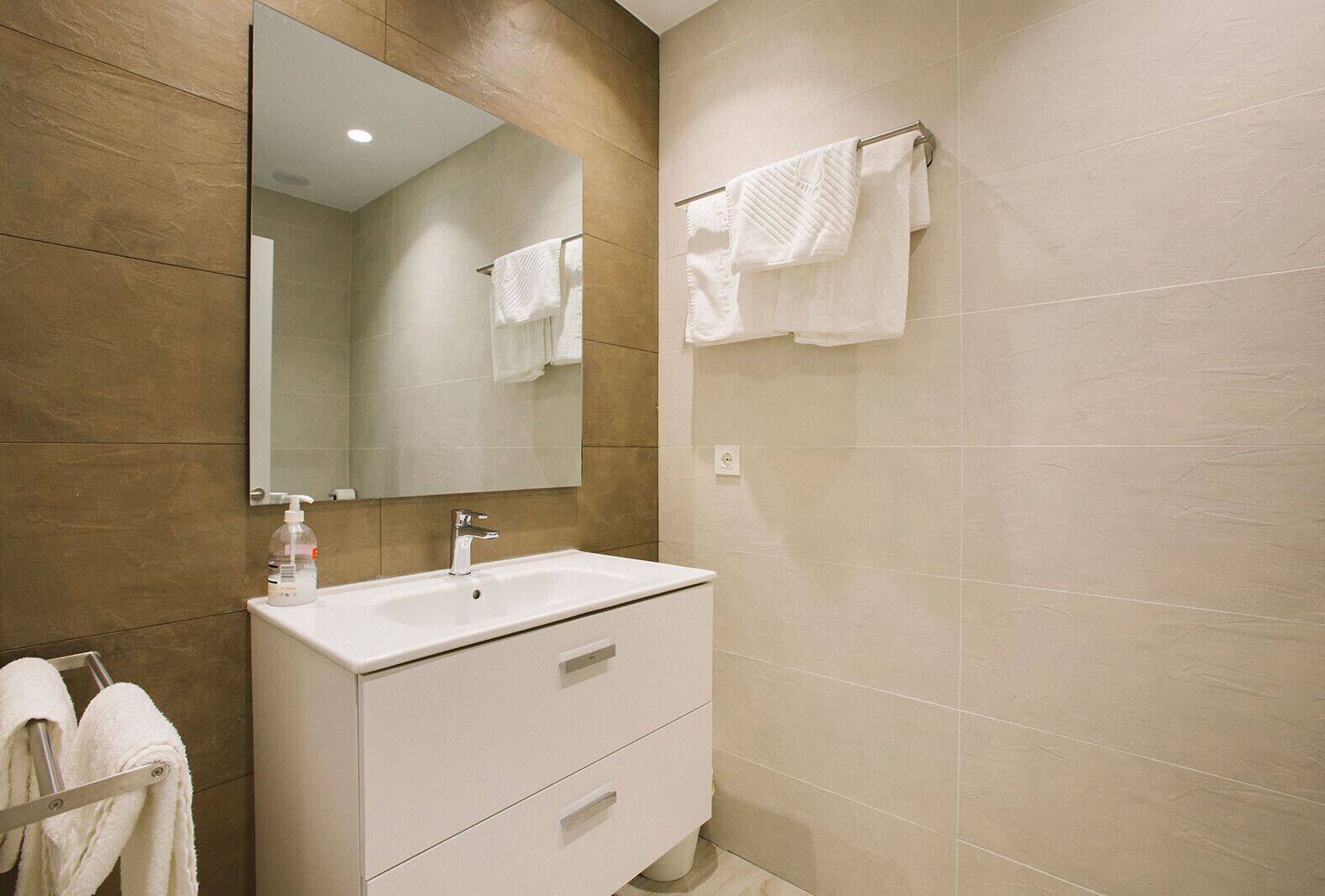 Een douche, een haardroger, handdoeken