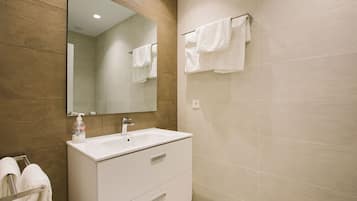 Een douche, een haardroger, handdoeken