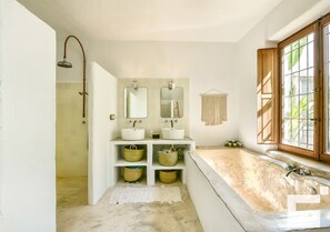 Baignoire, serviettes fournies