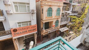 Un immeuble à plusieurs étages portant une enseigne indiquant « THAM MY VIEN THANH NGOC ».
