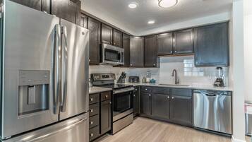 冰箱、微波炉、烤箱、炉灶