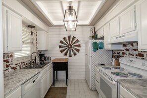 Fridge, microwave, oven, stovetop - 13480 - 8 Lequita Place (Hot Springs)