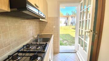 Réfrigérateur, micro-ondes, plaque de cuisson