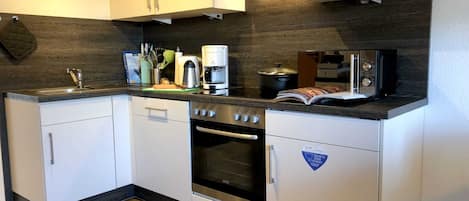 Refrigerador, microondas, horno, lavavajillas