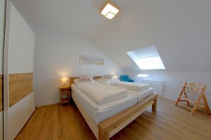 2 bedrooms, travel crib, WiFi