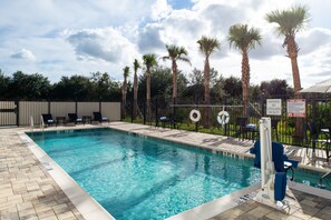Outdoor pool - Holiday Inn Express Orlando – South Park by IHG (Orlando)
