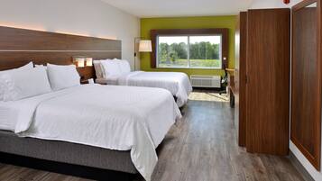 Standaard kamer, 2 queensize bedden, toegankelijk voor mindervaliden (Communications, Mobility) | Een kluis op de kamer, een bureau, verduisterende gordijnen