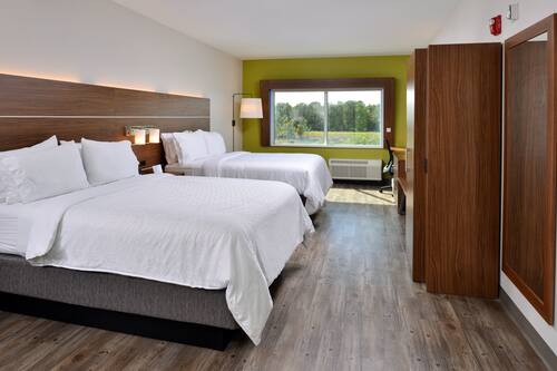 Standaard kamer, 2 queensize bedden, toegankelijk voor mindervaliden (Communications, Mobility) | Een kluis op de kamer, een bureau, verduisterende gordijnen
