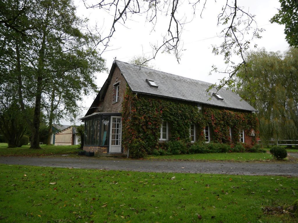 The garden house situated in a large property 10 minutes from Deauville