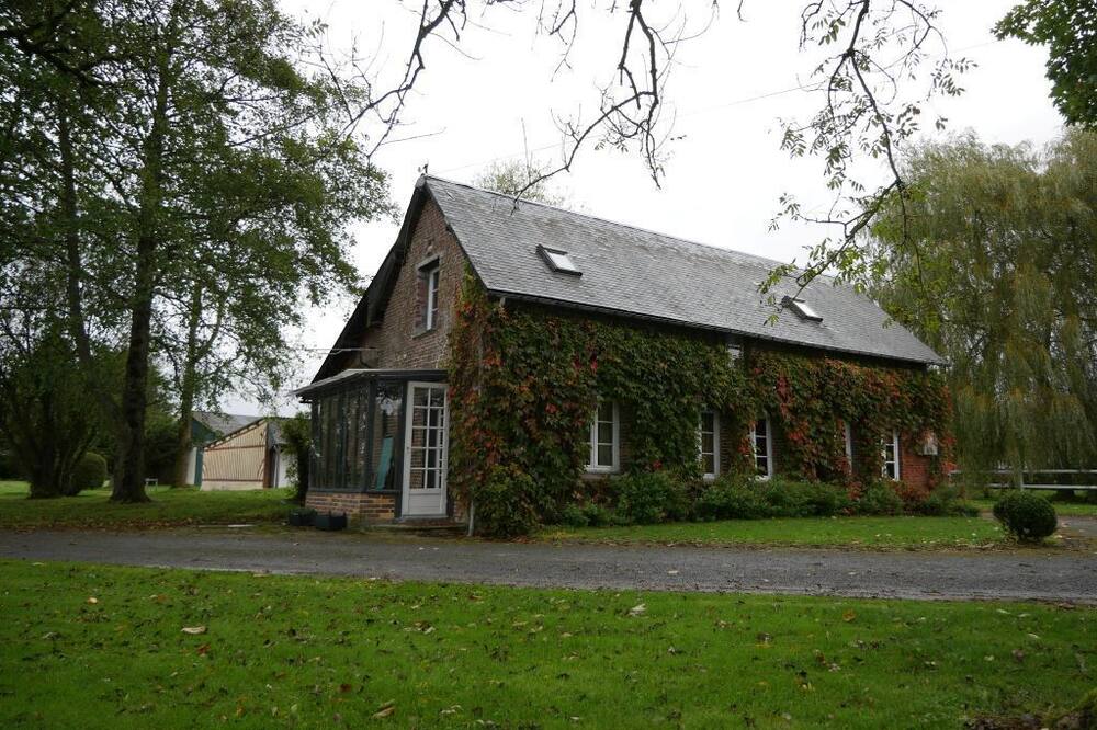 The garden house situated in a large property 10 minutes from Deauville