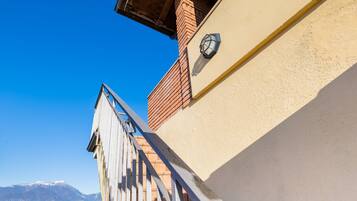 Leilighet – honeymoon | Oppholdsområde | En 50-tommers smart-TV med digitale kanaler samt TV