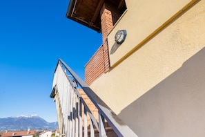 Apartament nupcial | Sala d'estar | Televisor intel·ligent de 50 polzades amb canals digitals i televisor