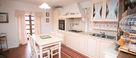 Traditional Apartment | Private kitchen | Oven, coffee/tea maker, cookware/dishes/utensils, freezer